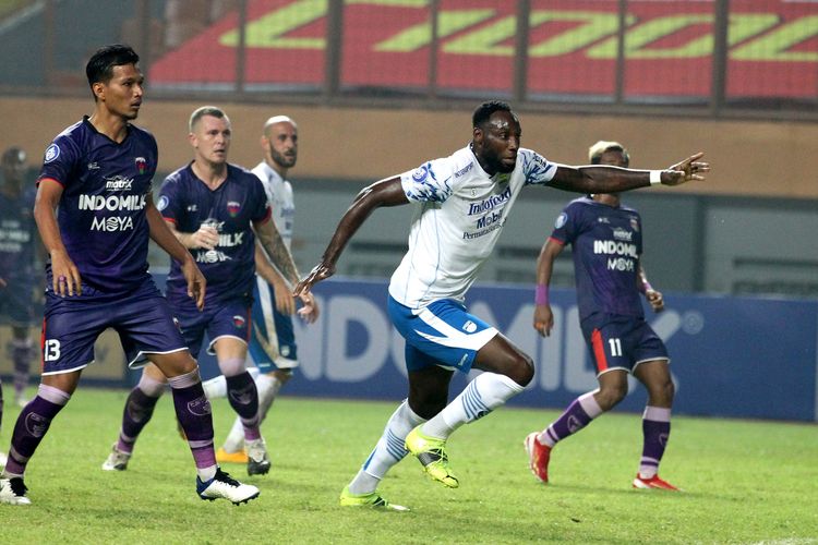 Pemain asing Persib Bandung Geoffrey Castillion dijaga ketat pemain Persita Tangerang pada pekan 2 Liga 1 2021-2022 yang berakhir dengan skor 1-2 di Stadion Wibawa Mukti Bekasi, Sabtu (11/9/2021) malam.