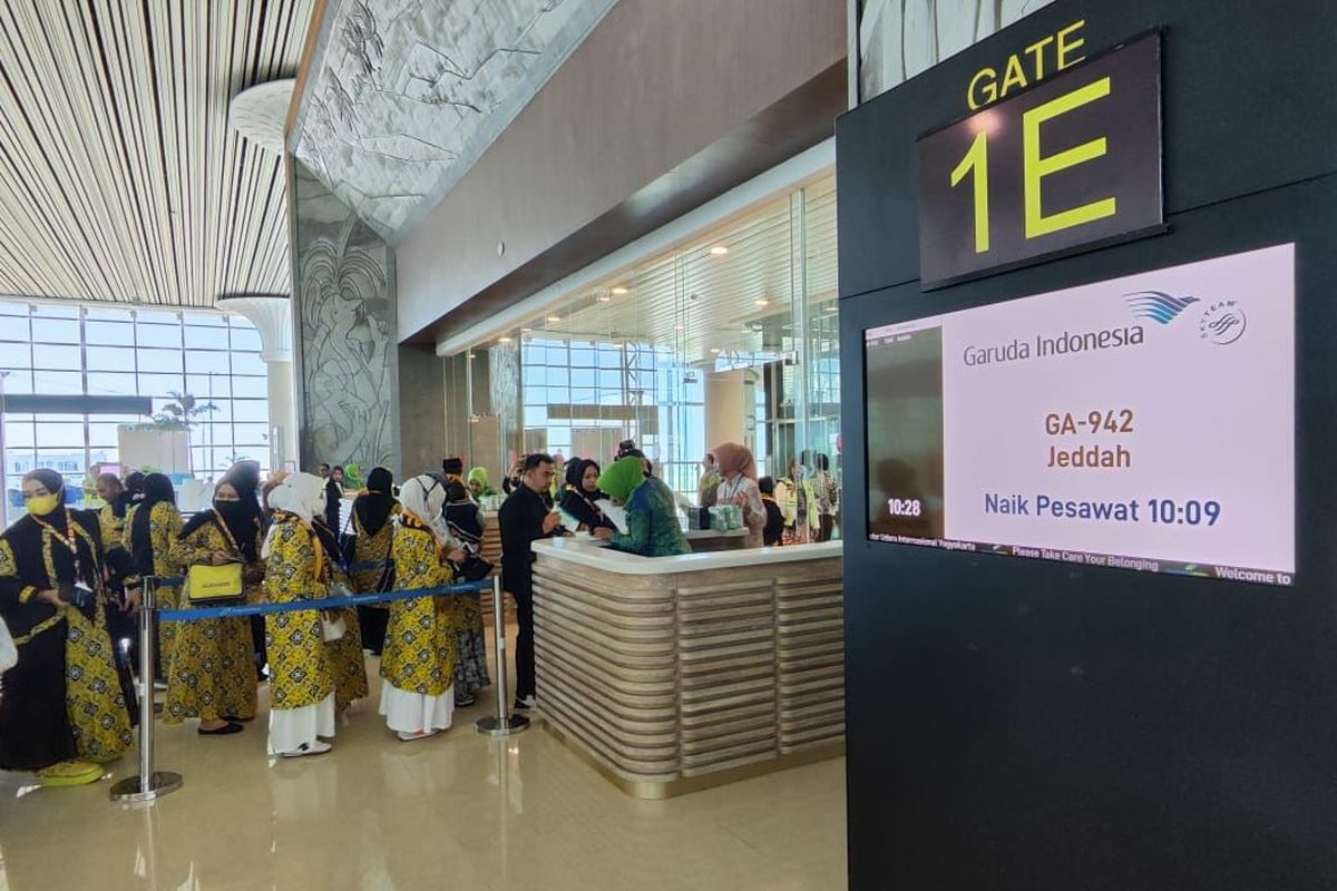 Calon jemaah yang akan naik penerbangan umrah Garuda Indonesia dari Bandara Internasional Yogyakarta (YIA) ke Bandara Internasional King Abdulaziz di Jeddah, Arab Saudi, Sabtu (12/8/2023).