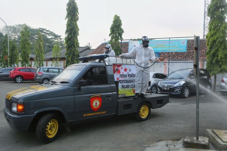 Personel Polres Cilacap melakukan penyemprotan cairan disinfektan di ruas jalan protokol dan rumah sakit untuk mencegah penyebaran virus Covid-19 varian india, Jumat (27/5/2021).