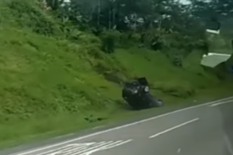 Tangkapan layara video yang memperlihatkan detik-detik mobil Toyota Innova mengalami kecelakaan tunggal hingga terbalik di Jalan Tol Semarang-Solo.