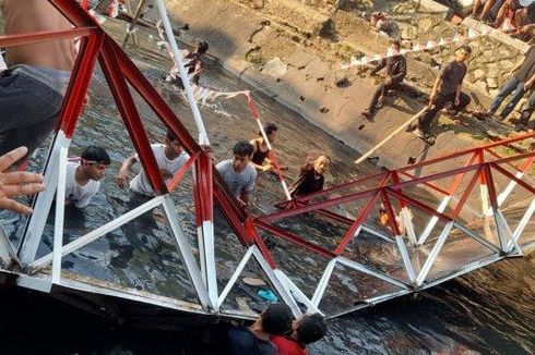 Jembatan Ambruk di Gambir Saat Warga Nonton Lomba Tarung Guling
