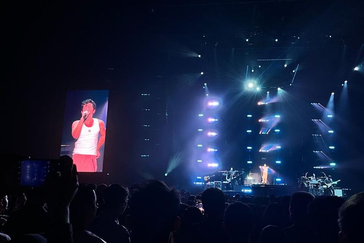 Charlie Puth saat konser di Jakarta, Minggu (8/10/2023)