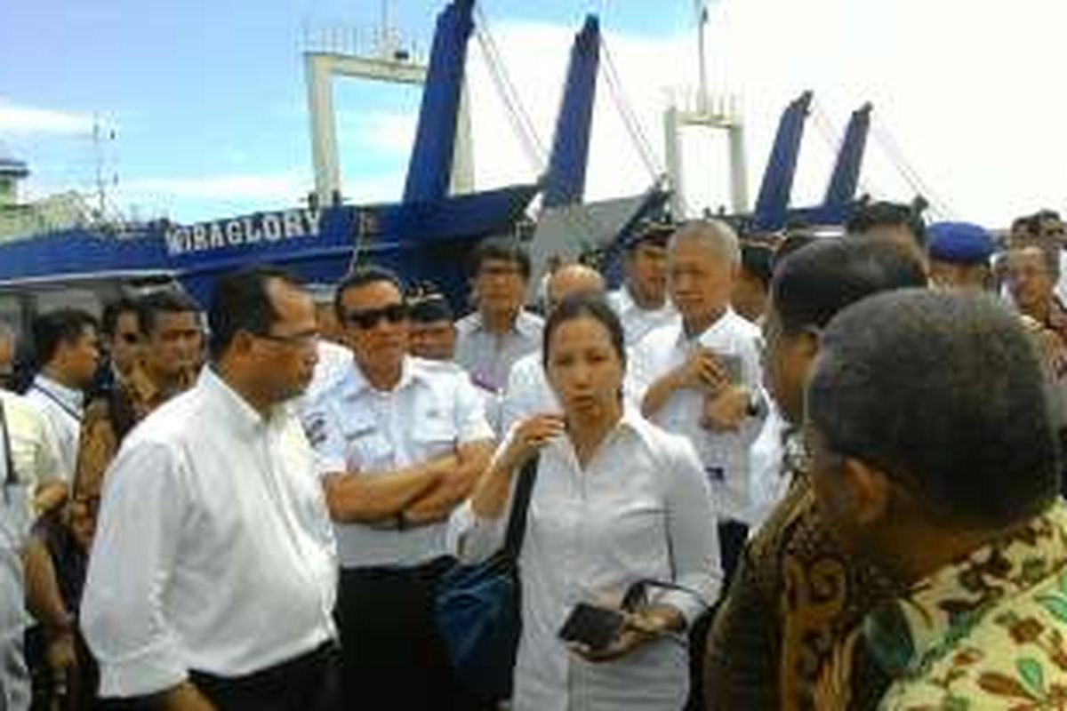 Menteri Perhubungan Budi Karya Sumadi dan Menteri BUMN Rini Soemarno di Dermaga Pelabuhan Sambas, Sibolga, Minggu (7/8/2016)