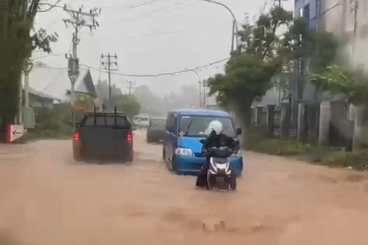Hujan deras yang mengguyur Kota Ambon menyebabkan banjir menggenangi jalan di kawasan Kate-Kate Kecamatan teluk Ambon, Kota Ambon, Selasa (5/7/2022)