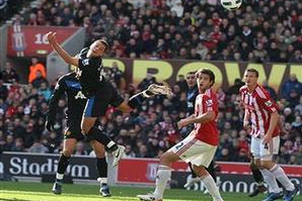 Javier "Chicharito" Hernandez membuat gol aneh, menyundul bola dengan kepala bagian belakang, saat melawan Stoke City, Minggu (24/10/2010). Hernandez akhirnya mencetak dua gol dan membawa Manchester United menang 2-1.