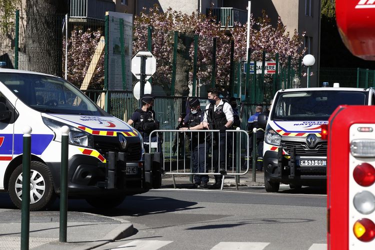 Polisi memblokir akses di sebelah Kantor Polisi Rambouillet, sekitar barat daya Paris, pada Jumat 23 April 2021. Seorang perempuan yang bekerja di Kepolisian Perancis tewas ditikam dengan pelaku ditembak mati. Identitas maupun motif tersangka belum sepenuhnya diketahui. Adapun korban diketahui berusia 49 tahun.