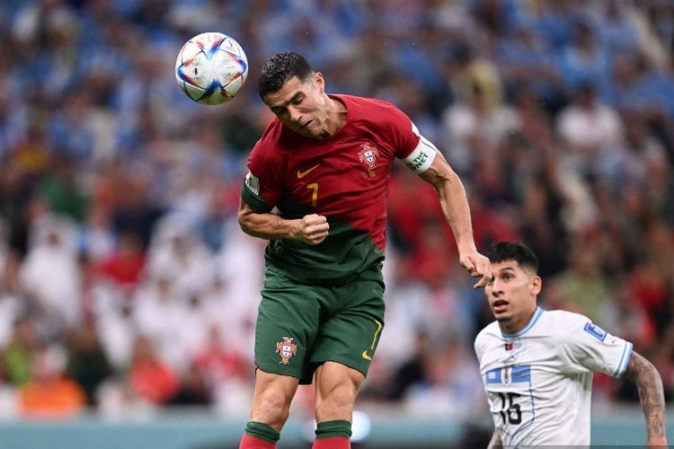 Penyerang Portugal Cristiano Ronaldo (kiri) saat mencoba menyundul bola berujung gol pada laga Grup H Piala Dunia 2022 Qatar antara Portugal vs Uruguay di Stadion Lusail di Lusail, utara Doha, pada Selasa 29 November 2022 dini hari WIB.