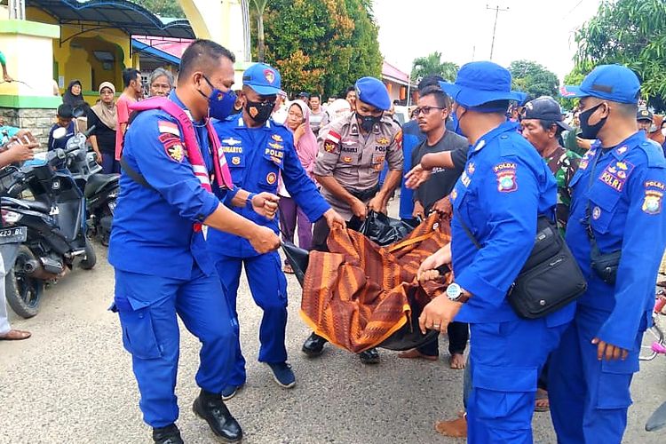 Anggota Satpolairud Polres Bintan mengevakuasi jenazah Burhanudin yang ditemukan Sabtu (18/6/2022) siang.
