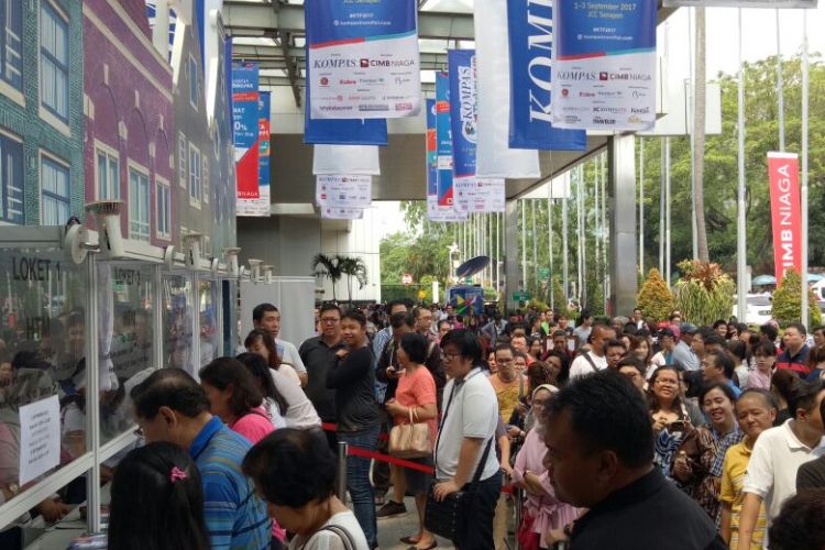 Suasana pengunjung KTF 2017 di Jakarta Convention Center pada Jumat (01/09/2017) ketika sedang mengantre. Harga tiket yaitu sebesar Rp 25 ribu per orang.