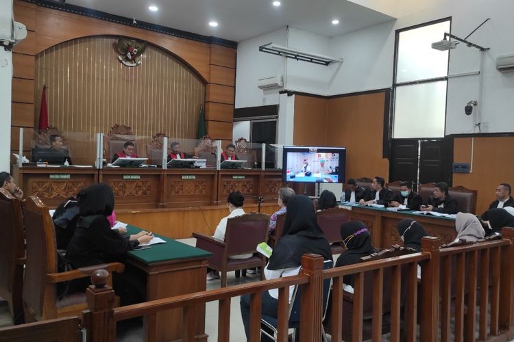 Suasana sidang dua terdakwa kasus penganiayaan asisten rumah tangga (ART) bernama Siti Khotimah (23), So Kasandar dan Metty Kapantow menjalani sidang lanjutan dengan agenda pemeriksaan saksi di Pengadilan Negeri (PN) Jakarta Selatan, Senin (12/6/2023). 