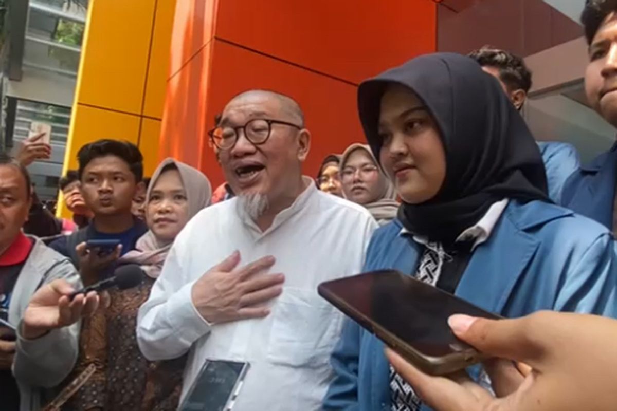 Dekan FISIP Unair Prof Bagong Suyanto (kiri) bersama Pres BEM, Tuffahati Ullayyah Bachtiar, di kampusnya, Senin (28/10/2024).
