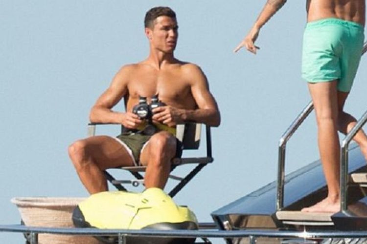 Di atas kapal pesiar, Ronaldo tampak menikmati sinar matahari.