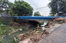 Turap Kali Cipinang Longsor, Mobil dan Kandang Ayam Milik Warga Terperosok