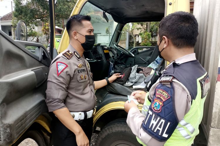 Polisi menghentikan truk boks yang melaju kencang dan zig-zag di jalan raya di wilayah Kecamatan Wlingi, Kabupaten Blitar, Selasa (15/3/2022)
