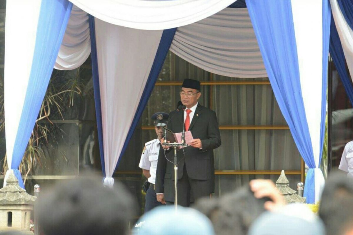 Menteri Pendidikan Muhadjir Effendy menjadi inspektur upacara peringatan Hari Guru Nasional 2017 di Kantor Kemendikbud, Sabtu (25/11/2017).