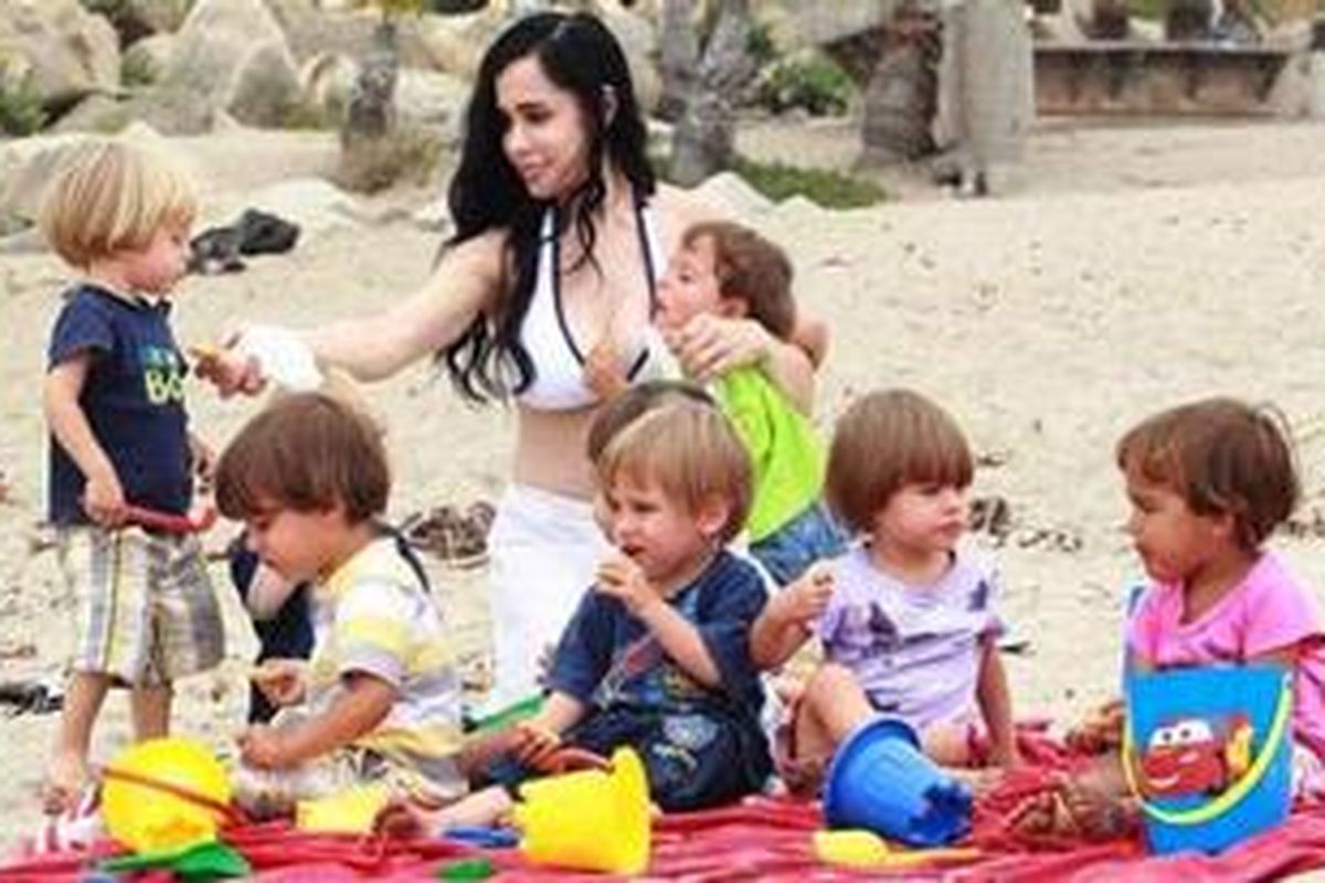 Nadya Suleman dan delapan anak kembarnya yang kini berusia 3 tahun.