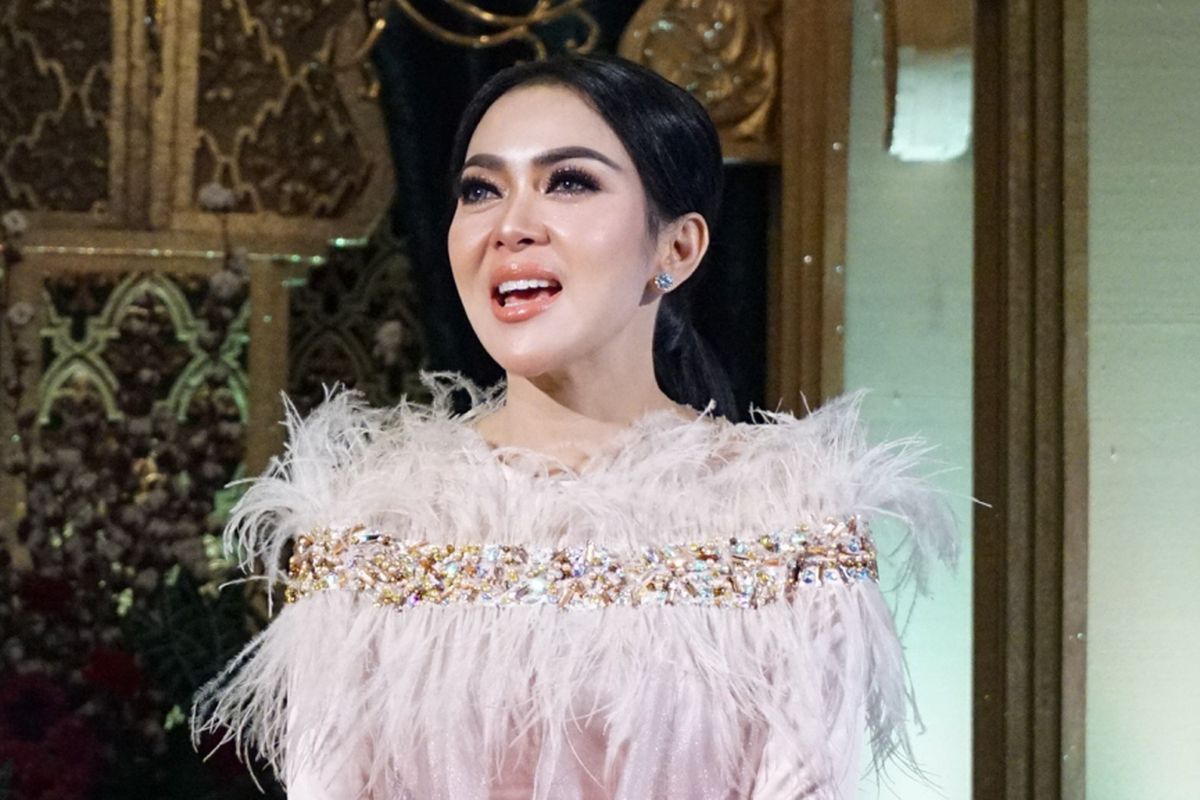 Penyanyi pop Syahrini saat diabadikan di Senayan City, Jakarta Pusat, Senin (28/5/2018).