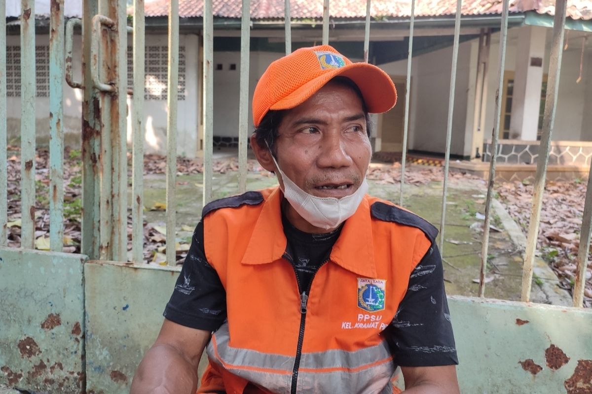 Seorang petugas penanganan prasarana dan sarana umum (PPSU) kelurahan Kramat Pela, Sukarna (52) diduga menjadi korban hipnotis yang terjadi di Jalan Radio 4, Kebayoran Baru, Jakarta Selatan. 