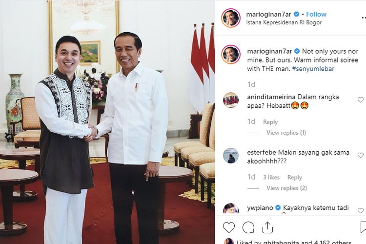 Penyanyi Mario Ginanjar saat berfoto bersama Presiden Jokowi.