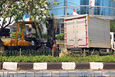 Mobil Boks Hilang Kendali dan Tabrak Separator Busway di Kebon Jeruk