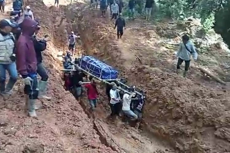 Seorang pendeta bernama Darma, meninggal di Kota Makassar dan dibawa pulang ke kampung halaman di Kampung Baru, Kecamatan Seko, Kabupaten Luwu Utara, Sulawesi Selatan untuk dimakamkan, warga terpaksa melewati jalan rusak parah, Minggu (17/7/2023)