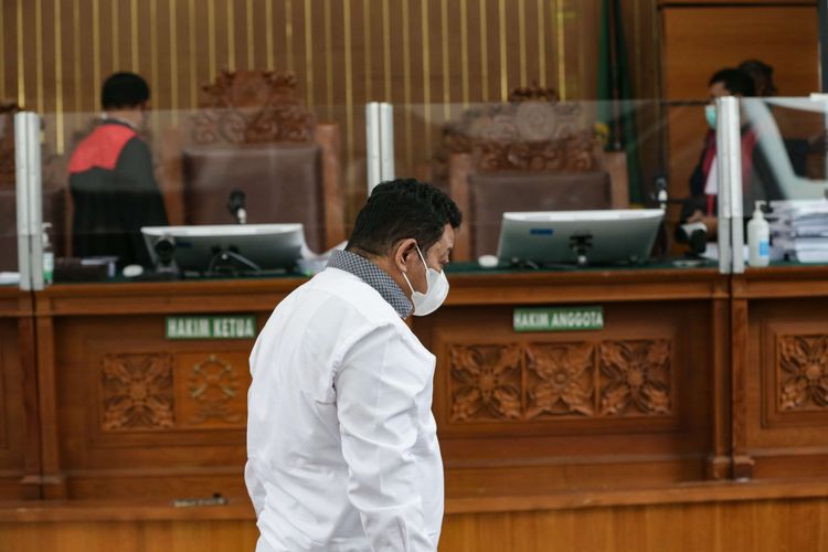 Terdakwa kasus pembunuhan berencana Brigadir J atau Nofriansyah Yosua Hutabarat, Kuat Ma'ruf usai menjalani persidangan di Pengadilan Negeri Jakarta Selatan, Senin (16/1/2022). Jaksa Penuntut Umum menuntut Kuat Ma'ruf delapan tahun penjara.