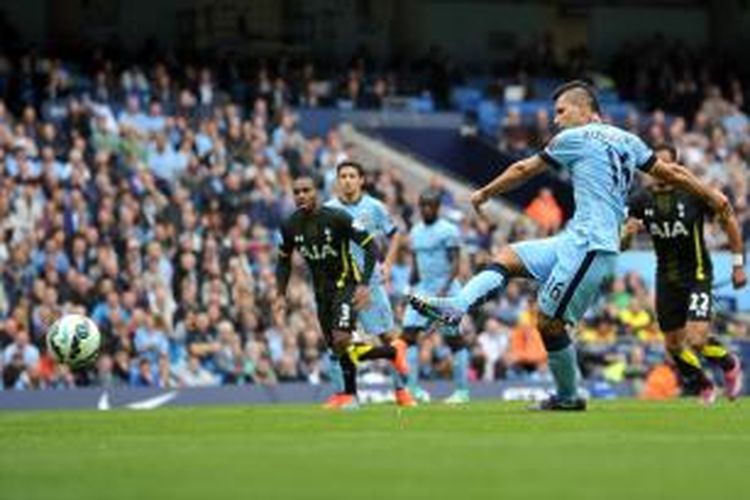 Penyerang Sergio Aguero mengeksekusi penalti yang berujung gol kedua Manchester City, pada menit ke-20 pertandingan Premier League melawan Tottenham Hotspur, di Etihad Stadium, Sabtu (18/10/2014).