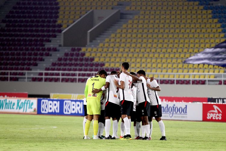 Pemain Persipura Jayapura sebelum pertandingan pekan 10 Liga 1 2021-2022 melawan Persib Bandung yang berakhir dengan skor 3-1 di Stadion Manahan Solo, Sabtu (30/10/2021) malam.