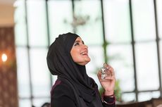 Solusi Parfum Tahan Lama untuk Para Hijabers, Semprotkan Di Kerudung