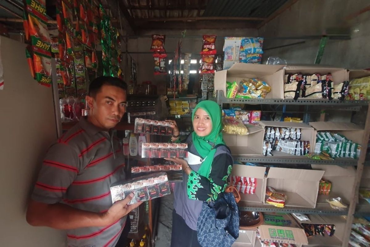 Petugas saat mengamankan barang bukti rokok ilegal tanpa pita cukai di sebuah toko kelontong di Kecamatan Gondang. Doc: Kominfo Nganjuk