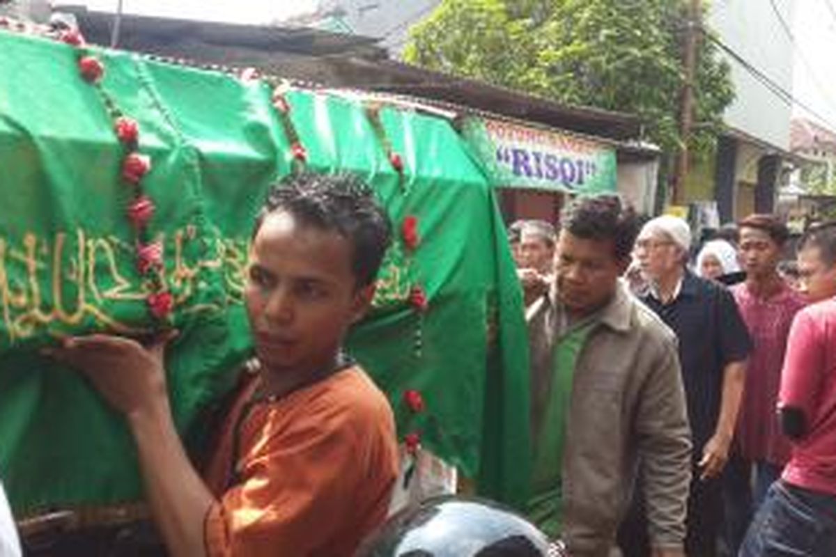 Jenazah korban pembunuhan di Tangerang, R (13), dibawa ke Tempat Pemakaman Umum Kampung Dukuh, Tangerang, Senin (8/6/2015).