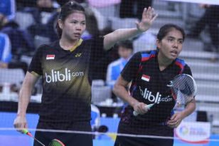 Ganda putri Indonesia, Nitya Krishinda Maheswari (kanan)/Greysia Polii bersiap menerima servis dari ganda China, Ma Jin/Tang Yuanting, pada babak perempat final Korea Open Superseries di Seoul, Jumat (10/01/2014). Nitya/Greysia menang 21-18, 5-21, 21-13.