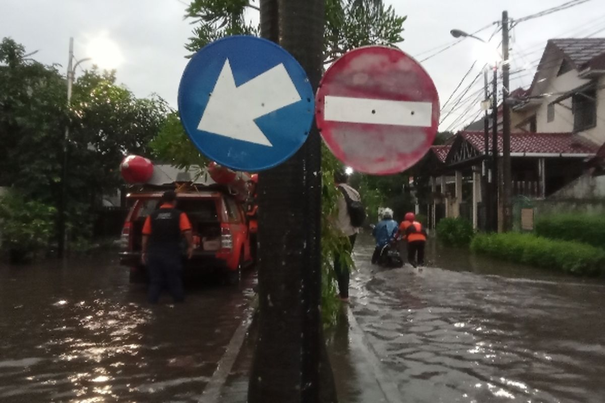 Banjir melanda perumahan di Cipayung, Ciputat, Tangerang Selatan pada Selasa (4/10/2022) sore. Saat ini genangan air sudah surut, sekitar pukul 17.00 WIB ketinggian air maksimal 25 cm.