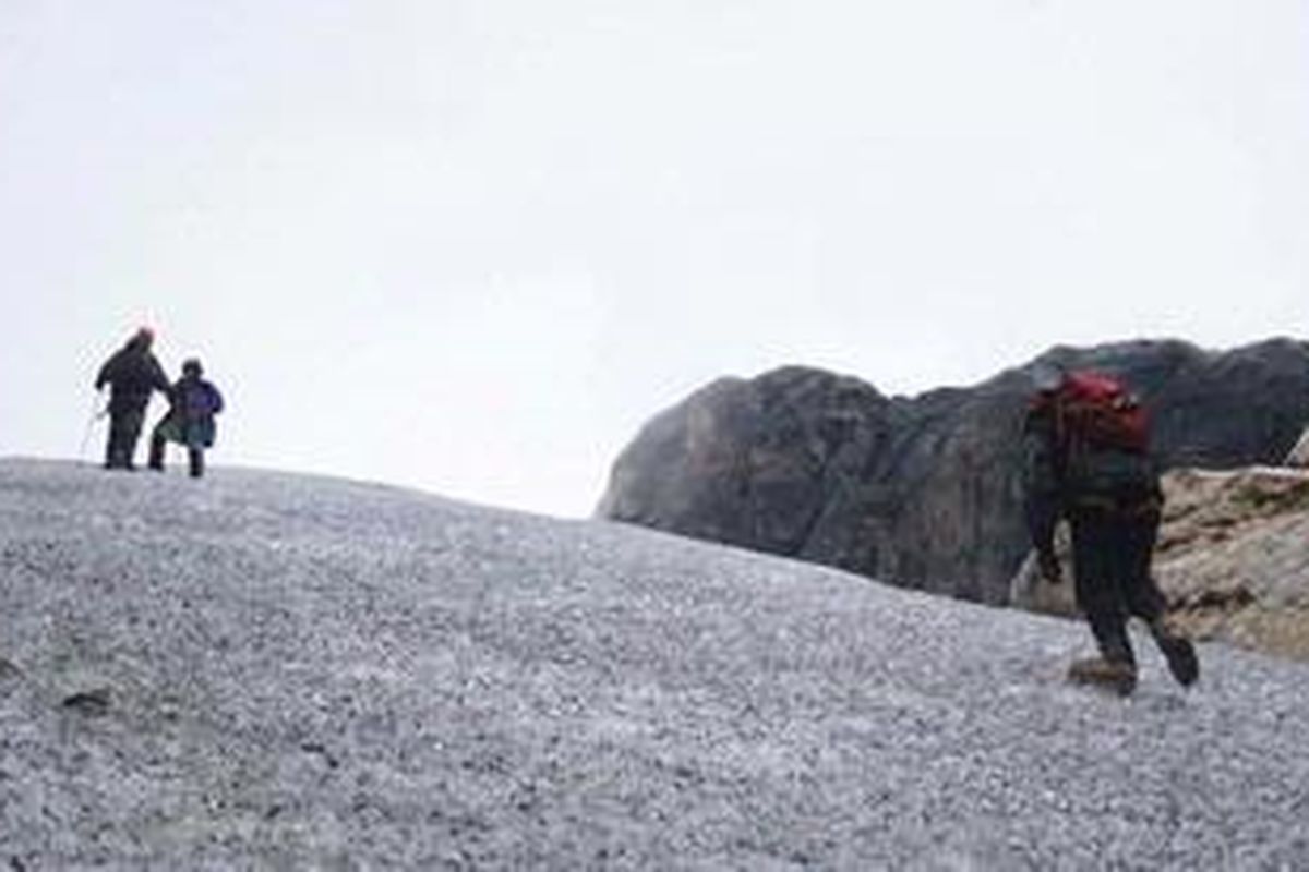 Puncak Soekarno atau Puncak Nggapulu yang sudah diselimuti es ini merupakan salah satu puncak di Pegunungan Jayawijaya atau Carstensz Pyramid.
