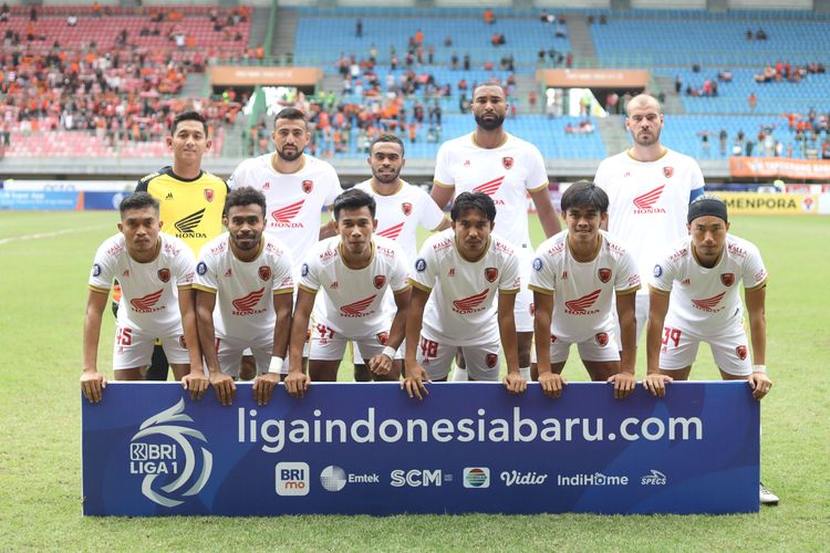 Susunan 11 pemain inti PSM Makassar saat pertandingan pekan ke-20 Liga 1 2022-2023 melawan Persija Jakarta yang berakhir dengan skor 4-2 di Stadion Patriot Candrabhaga Bekasi, Rabu (25/1/2023) sore. Terkini, PSM Makassar berhasil memetik kemenangan 4-1 atas Barito Putera, Kamis (9/2/2023). Berkat kemenangan itu, PSM berhak naik ke puncak klasemen Liga 1 2022-2023.