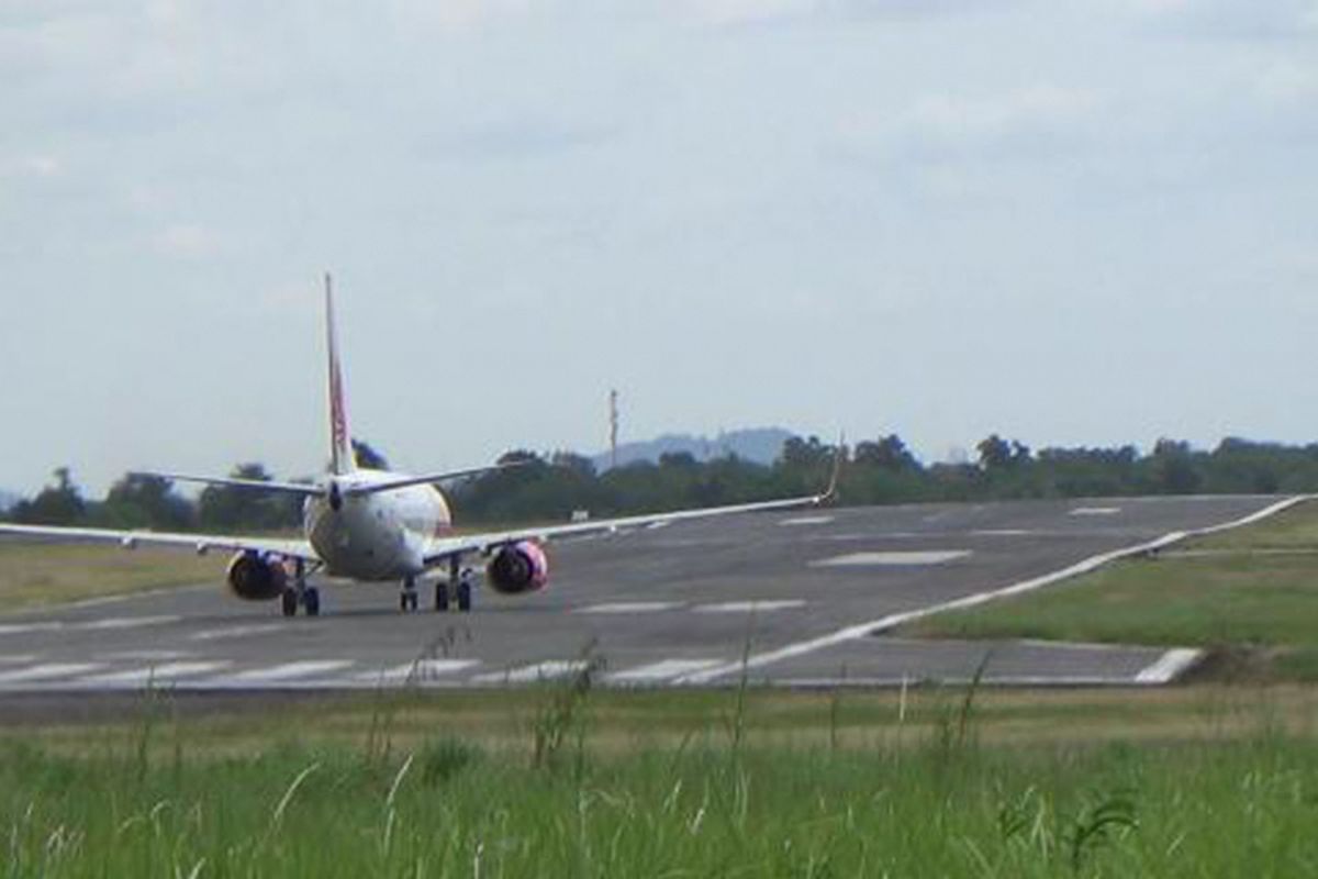 Pesawat saat mendarat di landasan pacu Bandara Depati Amir Pangkal Pinang, Kepulauan Bangka Belitung. 