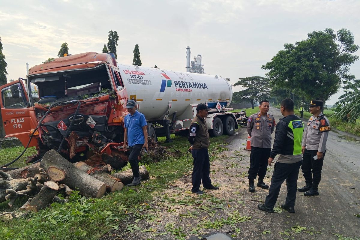 Polisi saat berupaya untuk mengevakuasi truk tangki LPG yang alami kecelakaan di Jalan Raya Desa Majakerta, Kecamatan Balongan, Kabupaten Indramayu, Jawa Barat, tepatnya di depan Kilang Pertamina RU VI Balongan pada Minggu (15/3/2026).