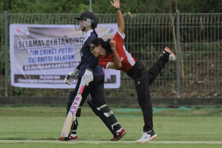 Pemain timnas Cricket Putri Indonesia di pertandingan Bali Bash InternasionaI (BBI).