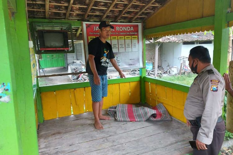 LOKASI PEMBUANGAN—Salah satu warga menunjukkan lokasi pembuangan bayi berjenis kelamin laki-laki yang dibuang di Pos Kamling Desa Tapelan, Kecamatan Balerejo, Kabupaten Madiun, Jawa Timur, Minggu (29/11/2020).