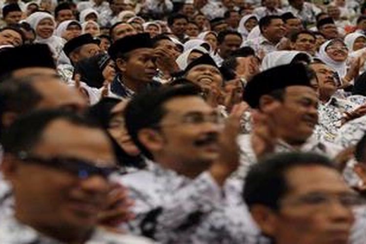 Guru dari penjuru daerah di Indonesia menghadiri acara puncak peringatan Hari Guru Nasional Tahun 2012 dan HUT ke-67 Persatuan Guru Republik Indonesia (PGRI) di Sentul International Convention Centre, Kabupaten Bogor, Jawa Barat, Selasa (4/12/2012). Tema peringatan tahun ini adalah "Memacu Profesionalisasi Guru Melalui Peningkatan Kompetensi dan Penegakan Kode Etik." Acara ini juga dihadiri oleh Presiden Susilo Bambang Yudhoyono beserta Ny Ani Yudhoyono dan Menteri Pendidikan M Nuh.

