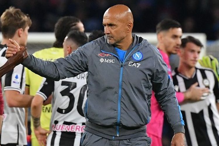 Pelatih Napoli Luciano Spalletti dan penyerang Victor Osimhen bersalaman usai laga Serie A Napoli vs Udinese pada Sabtu (12/11/2022). Terkini, Luciano Spalletti resmi diangkat sebagai pelatih tim nasional Italia.