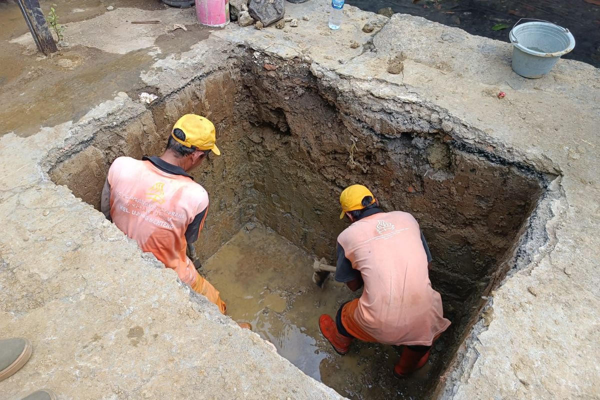 Lubang septic tank yang dibuat bersamaan dengan pemasangan spanduk yang berbunyi larangan buang air besar sembarangan di Kali Irigasi,  Tambun Rengas, RT 001/RW 08, Kelurahan Ujung Menteng, Cakung, Jakarta Timur,  Senin (5/6/2023).