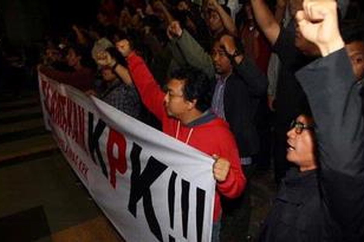 Sejumlah massa melakukan aksi mendukung KPK di gedung KPK, Kuningan, Jumat (5/10/2012). Aksi ini adalah reaksi atas tersiarnya kabar bahwa polisi ingin menahan penyidik KPK Komisaris Polisi Novel.