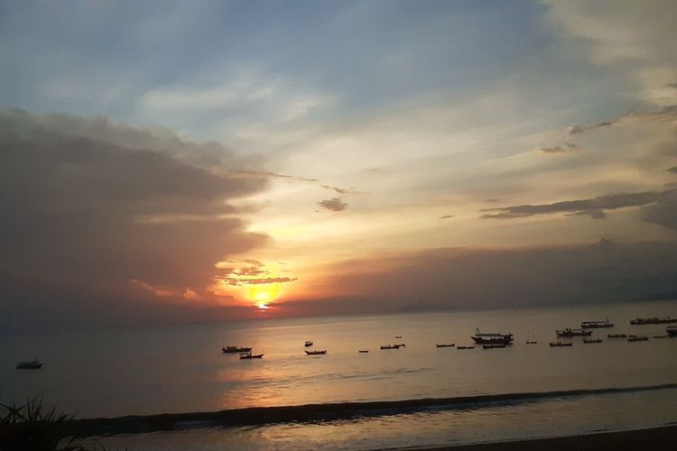 Matahari terbenam di Pantai Borong, Kelurahan Kota Ndora, Kecamatan Borong, Kabupaten Manggarai Timur, Nusa Tenggara Timur, Sabtu, (14/3/2020). (KOMPAS.com/MARKUS MAKUR)