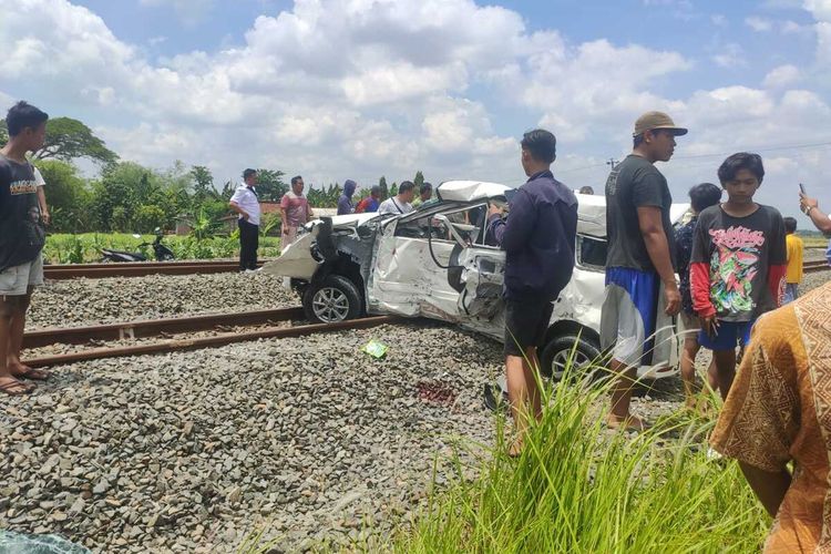 Kecelakaan maut terjadi antara kereta api barang dan mobil Toyota Avanza bernopol AE 1903 VS di rel perlintasan KA sebidang tanpa palang pintu di Desa Medani, Kecamatan Tegowanu, Kabupaten Grobogan, Jawa Tengah, Rabu (27/10/2021).