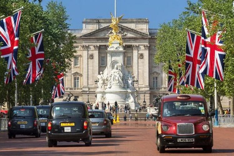 Kediaman Ratu Inggris di London, yakni Buckingham Palace atau Istana Buckingham, menjadi tempat berbagai acara kenegaraan.