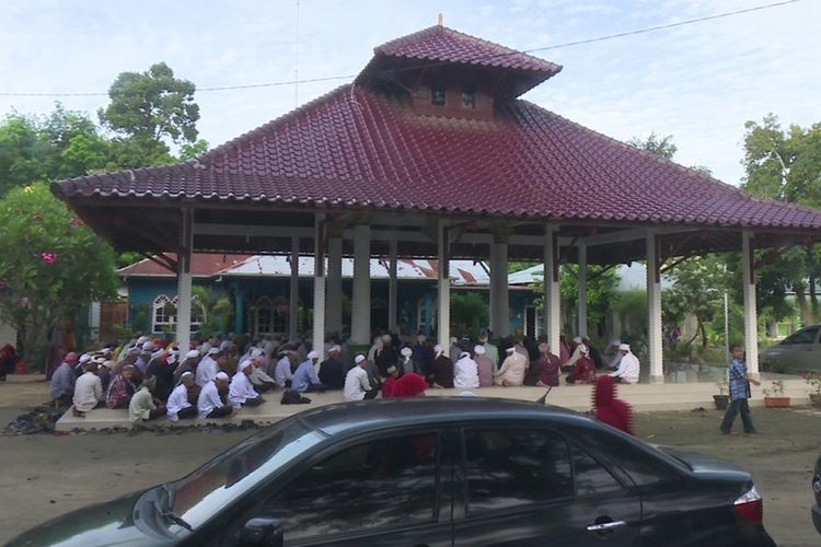 Pada Jumat (22/5/2020) pagi, jemaah Tarekat Naqsabandiyah Al-Kholidiyah Jalaliyah di Sumatera Utara  merayakan Idul Fitri 1441 Hijriah. Jemaah memusatkan digelarnya Salat Id di Bandar Tinggi, Simalungun.