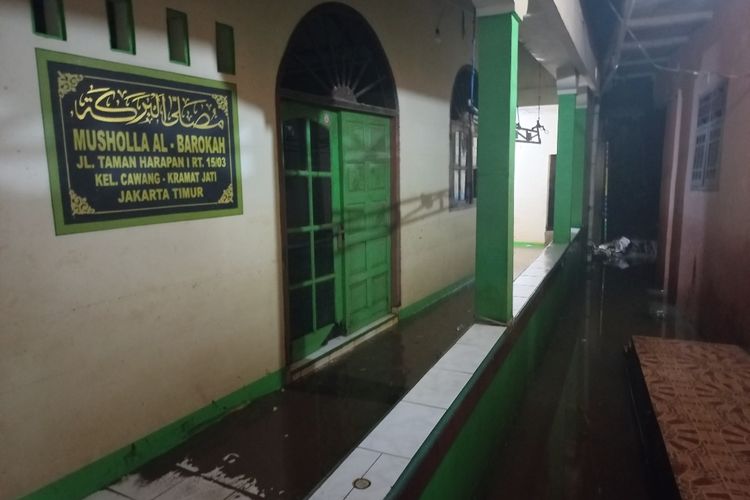 Banjir yang sempat merendam pemukiman warga di Jalan Taman Harapan, Cawang, Kramatjati, Jakarta Timur, kini telah surut pada Jumat (24/2/2023) sore. Namun, imbas banjir tersebut menyisahkan lumpur di depan rumah warga.