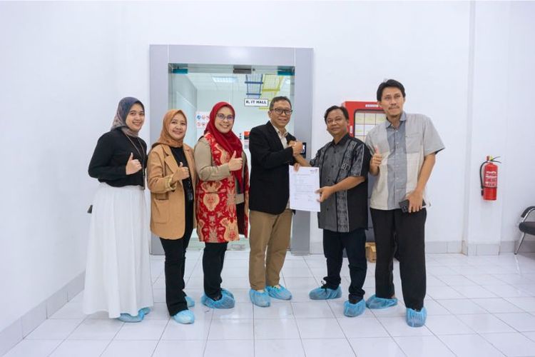 Executive Account Manager Divisi Wholesale Service Telkom Erna Wiyati (ketiga dari kiri), General Manager Witel Priangan Timur Nugroho Setio Budi (ketiga dari kanan), Direktur Utama PT Anugerah Cimanuk Raya Wamin (kedua dari kanan), dan Direktur PT Anugerah Cimanuk Raya Sam?ani dalam acara penandatanganan kesepakatan 2 Full Rack di Kantor Telkom Witel Priangan Timur, pada beberapa waktu yang lalu.