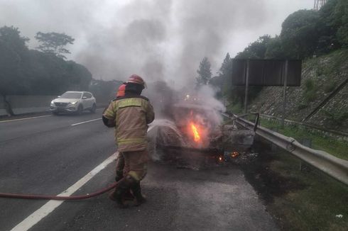 Minibus Terbakar di Jalan Tol Cipularang, Arus Lalu Lintas Sempat Tersendat